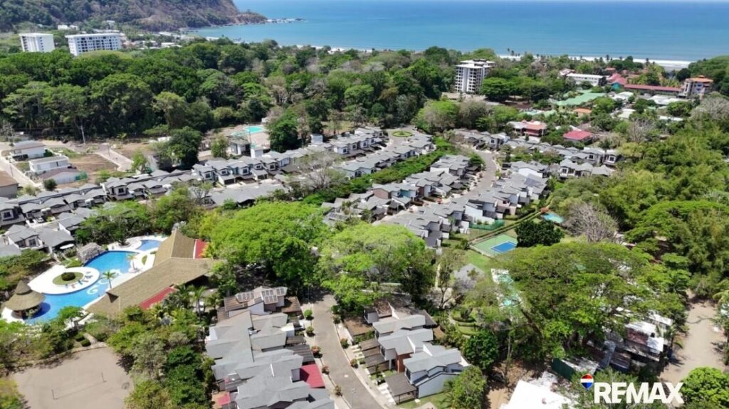 Home for sale in Ciudad del Mar, Jacó: single-level 2-bedroom house in a gated community near the beach – photo 12